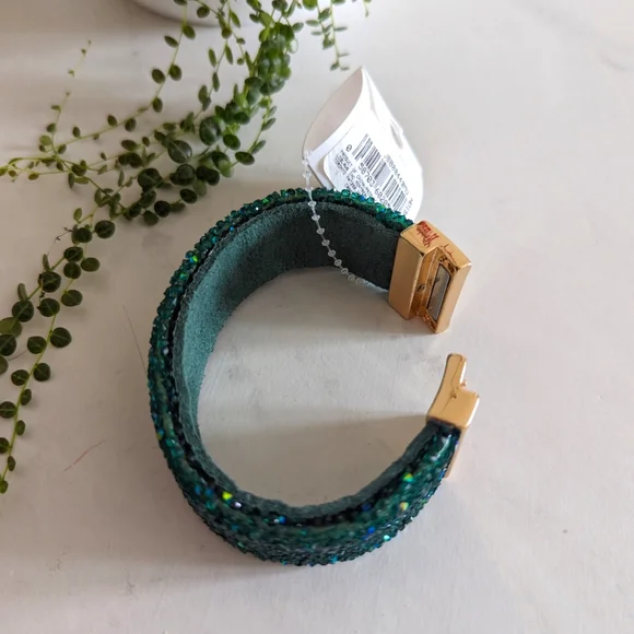 Bracelet with emerald color crystals, gold magnetic strap - Picture 5 of 5